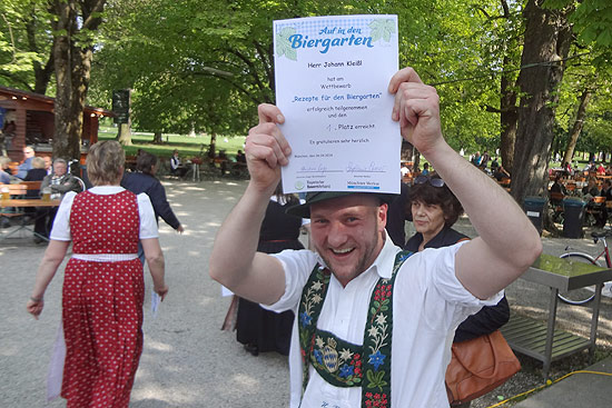 Johann Kleißl kam auf den 1. Platz mit seinem Rezept beim Wettbewerb "Rezepte für den Biergarten", dessen Finale zugleich mit der offiziellen Eröffnung der Bayerischen Biergartensaison stattfand im Königlichen Hirschgarten (Foto: Martin Schmitz)